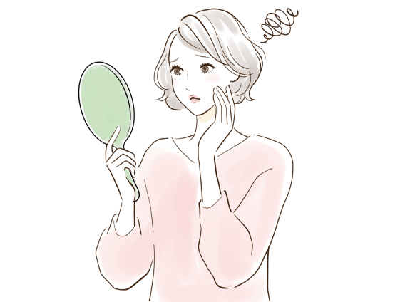 不満げに鏡を見る女性