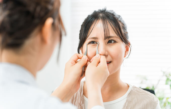 医師と二重幅を相談する女性