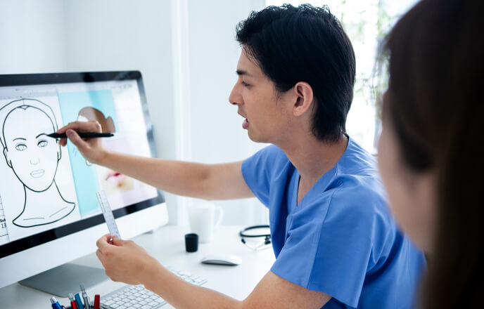 医師と術式をを相談する女性