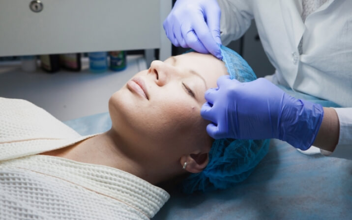 手術を受ける女性