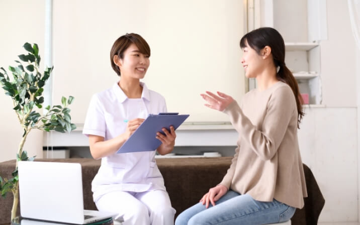 アフターフォローを受ける女性