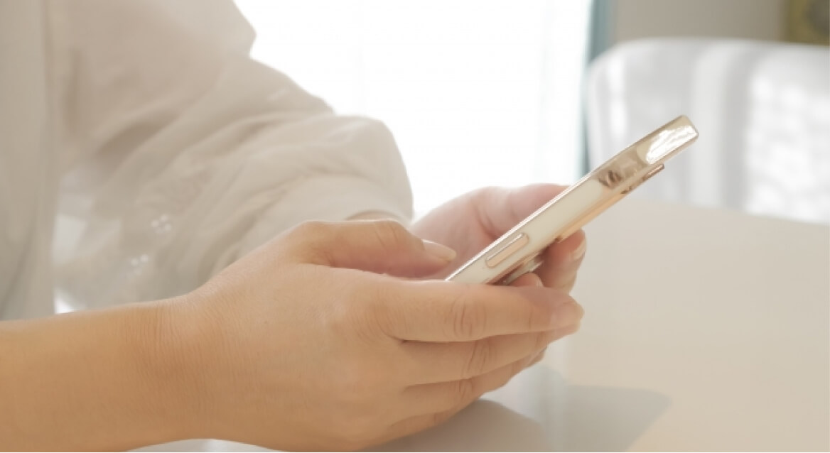 スマートフォンを操作する女性の手