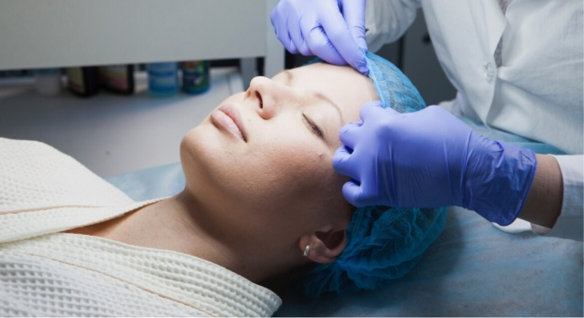 手術を受ける女性